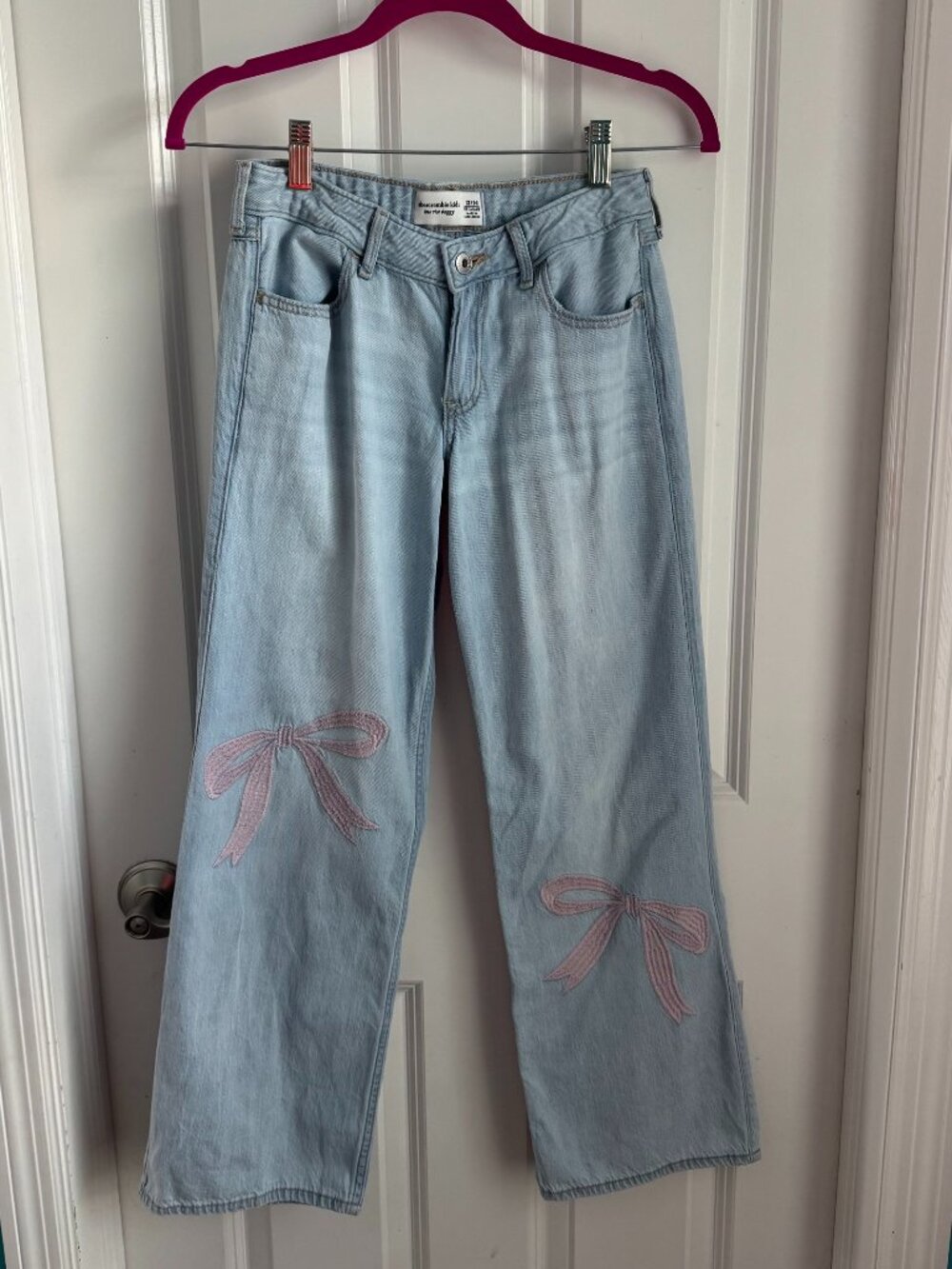 Abercrombie Kids low-rise baggy Jeans with pink bow details Size 13/14